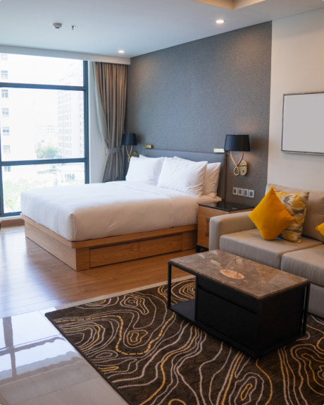 Кімната з двохспальним ліжком, диваном, столиком та з великим вікном