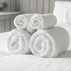 Чотири рушника скрученні в рулони